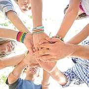 Jugendliche legen die Hände aufeinander