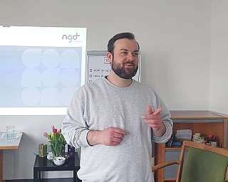 Vertraunesperson spricht während einer Präsentation über Beschwerden in einem Seminarraum.